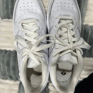 Nike Boys Youth Size 7 court shoes